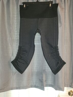 Lululemon Black Patterned Ruched Capri Leggings